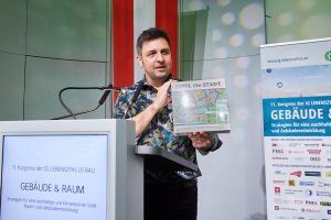 Wojciech Czaja (Moderator) - Kongress 2021: Gebäude & Raum: Strategien für eine nachhaltige und klimaneutrale Stadt-, Raum- und Gebäudeentwicklung ‍- IG LEBENSZYKLUS BAU (c) Leo Hagen