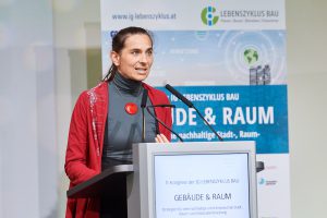 Margot Grim-Schlink (e7) - Kongress 2021: Gebäude & Raum: Strategien für eine nachhaltige und klimaneutrale Stadt-, Raum- und Gebäudeentwicklung ‍- IG LEBENSZYKLUS BAU (c) Leo Hagen