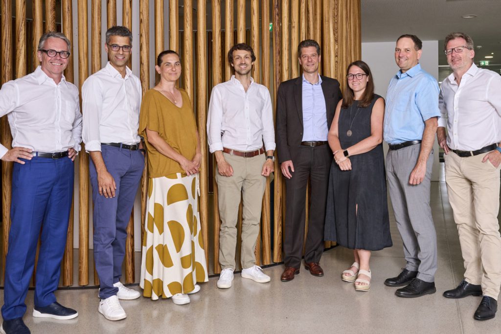 Der neue Vorstand der IG Lebenszyklus Bau: Dominik Philipp, Dietrich Untertrifaller Architekten (stv. Sprecher des Vorstands), Stephan Heid, Heid & Partner Rechtsanwälte, Wolfgang Kradischnig, DELTA, Christoph Müller-Thiede, M.O.O.CON (Sprecher des Vorstands), Stefan Rufera, KPMG (Kassier), Magdalena Prem, Landesholding Burgenland (im Auftrag der LIB), Klaus Reisinger, Climate Partner, Margot Grim, e7 (stv. Sprecherin des Vorstands), Marc Höhne, DELTA (v.l.n.r.), Stand 26.06.2025 Der neue Vorstand der IG Lebenszyklus Bau: Dominik Philipp, Dietrich Untertrifaller Architekten (stv. Sprecher des Vorstands), Stephan Heid, Heid & Partner Rechtsanwälte, Wolfgang Kradischnig, DELTA, Christoph Müller-Thiede, M.O.O.CON (Sprecher des Vorstands), Stefan Rufera, KPMG (Kassier), Magdalena Prem, Landesholding Burgenland (im Auftrag der LIB), Klaus Reisinger, Climate Partner, Margot Grim, e7 (stv. Sprecherin des Vorstands), Marc Höhne, DELTA (v.l.n.r.), Stand 26.06.2025